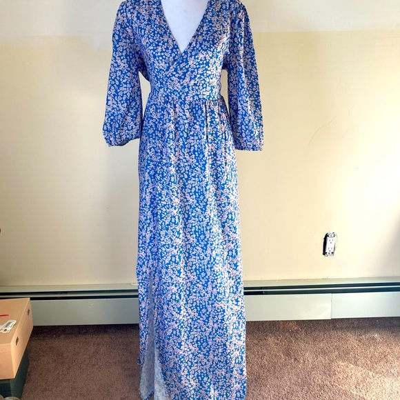 Made With Love Dresses & Skirts - Made With Love 3/4 Sleeve Blue Floral Maxi Dress size Medium